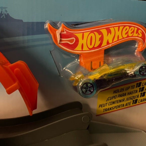Hot Wheels Transporter Complete Stunt Set On Wheels. NWT - Picture 5 of 7